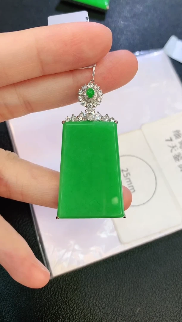 翡翠18K金镶嵌颈饰赠礼盒证书 麦麦