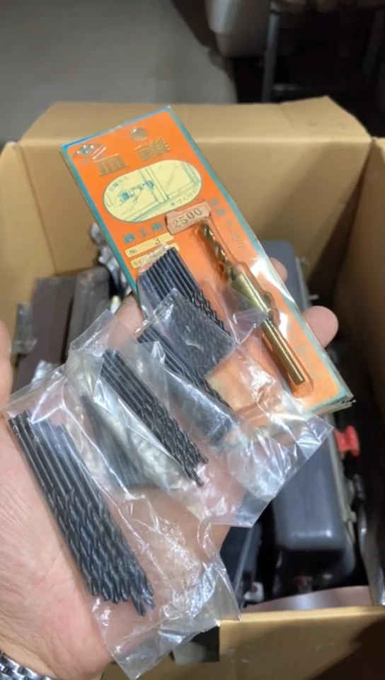 8新中古商品，瑕疵品，不保好坏。477