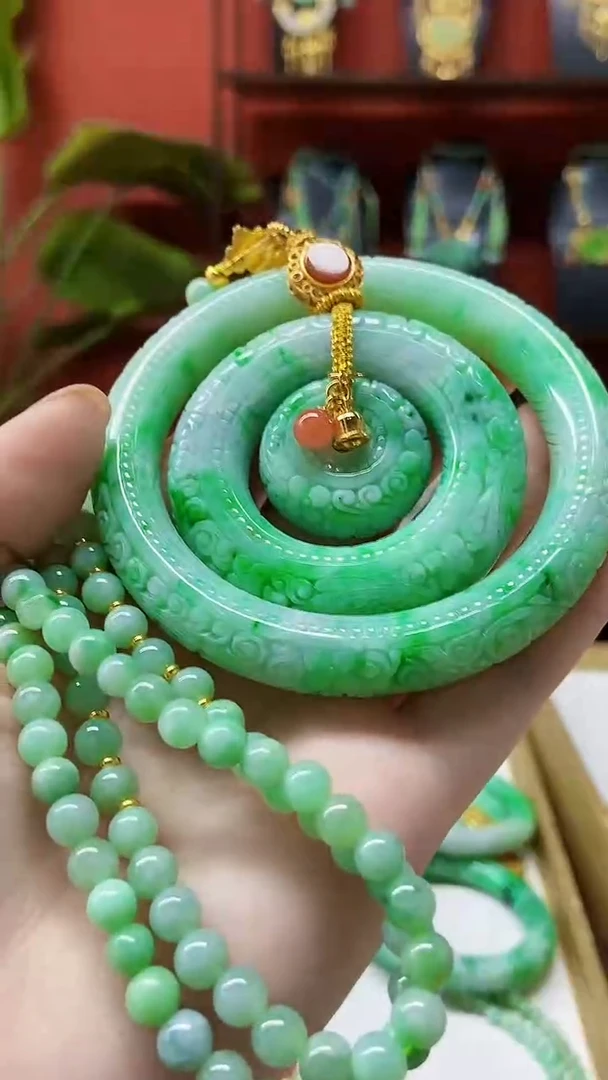 颈饰未镶嵌翡翠手镯套装