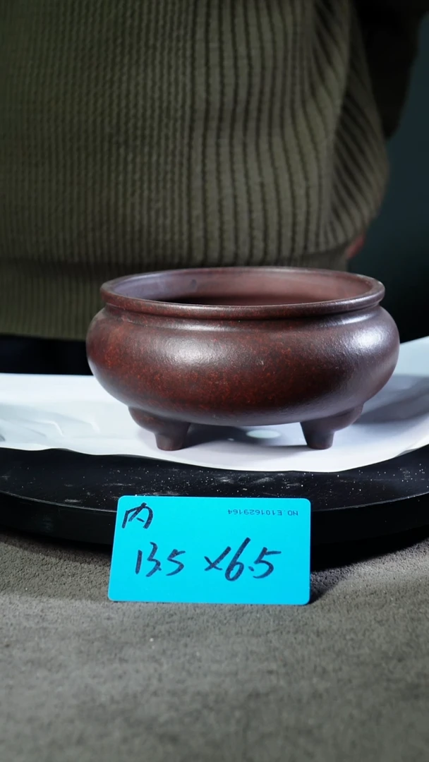 A宜兴紫砂小花盆