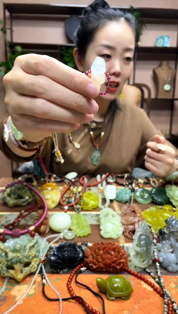 未镶嵌岫玉吊坠多样性发货发其中之一