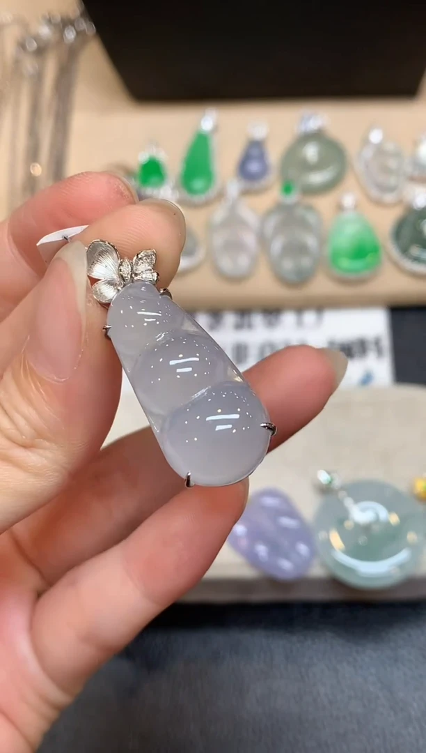 颈饰18K金镶嵌翡翠福豆【无服务费