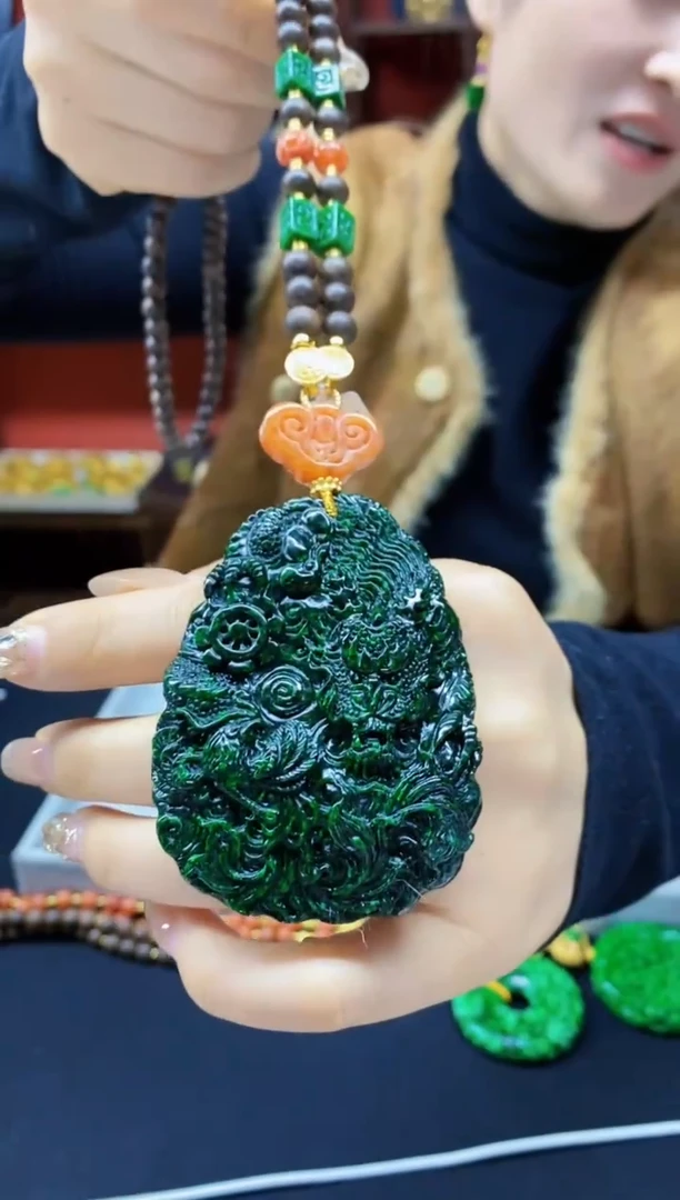 颈饰未镶嵌翡翠吊坠