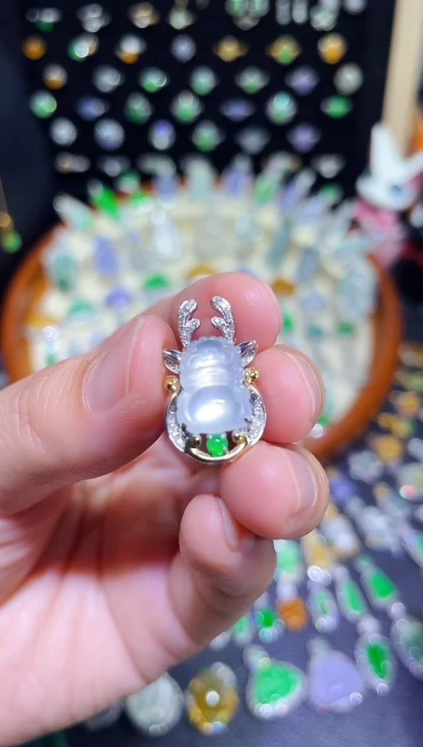 翡翠18K金镶嵌颈饰玻璃种吞金兽吊坠