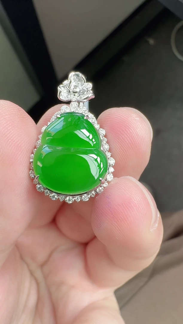 颈饰18K金镶嵌翡翠寄售回流，24小时鉴赏期