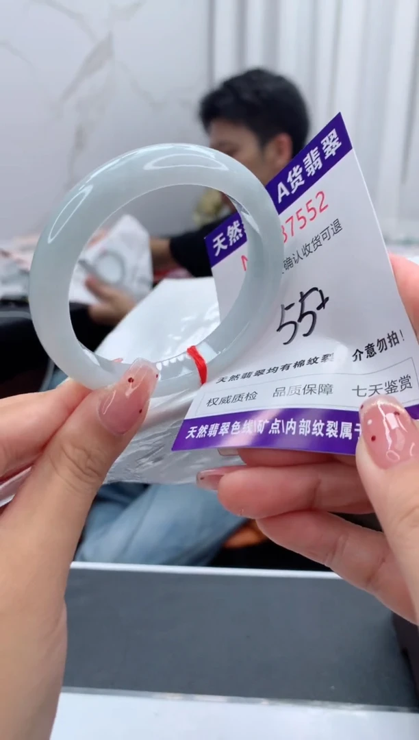 未镶嵌手镯翡翠有纹，完美者勿拍