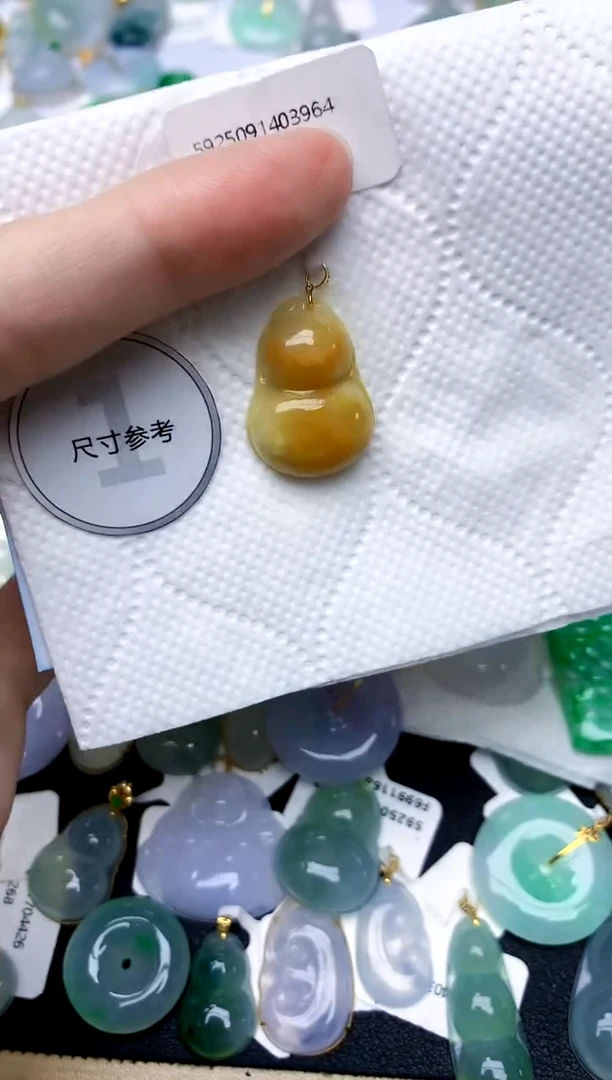 颈饰18K金镶嵌翡翠天然A货翡翠