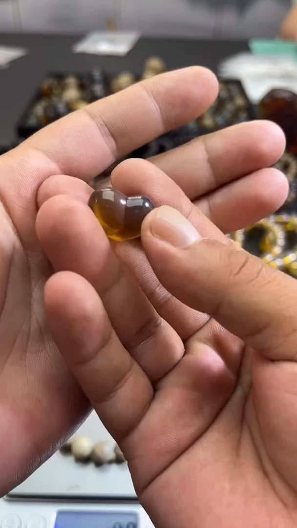 裸石琥珀未镶嵌80