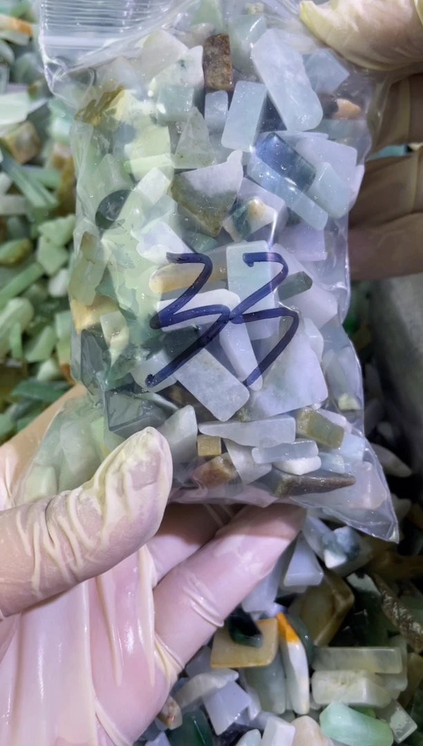 【闪购商品】翡翠颈饰未镶嵌天然翡翠边角小号500克33