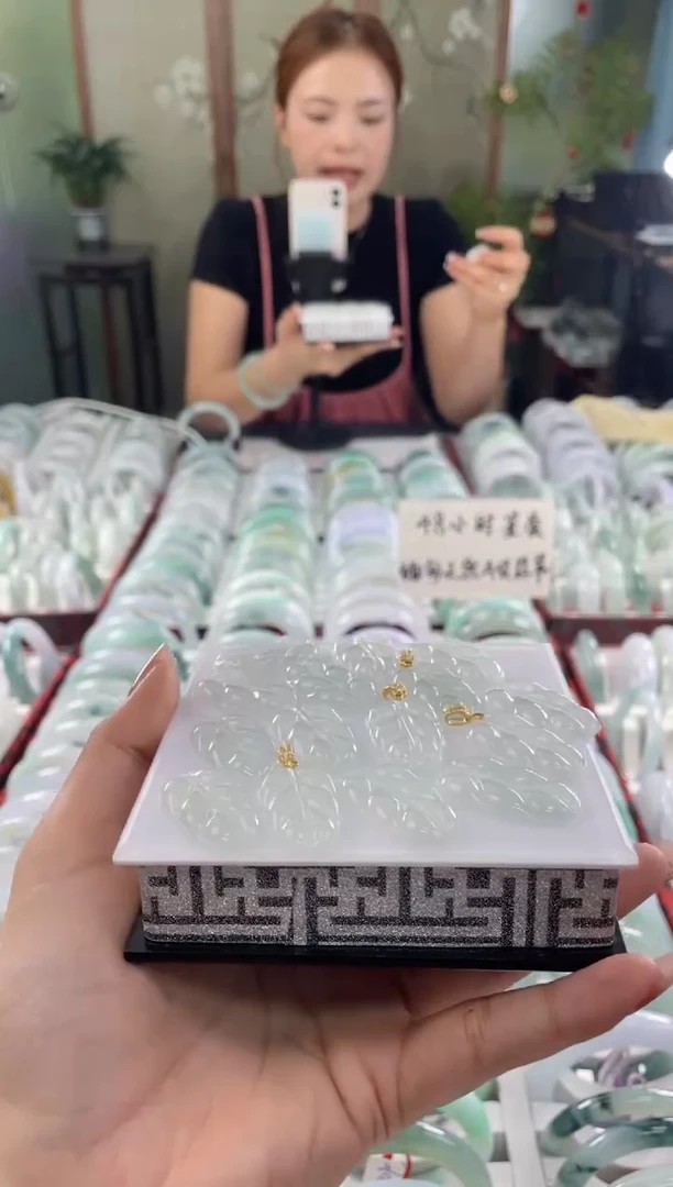 翡翠银S925镶嵌吊坠(赠链)叶子      多样性发货发一件