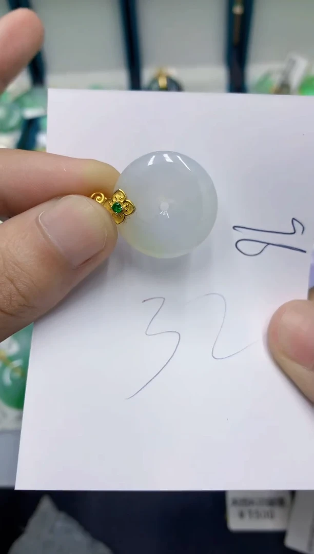 翡翠挂件未镶嵌翡翠