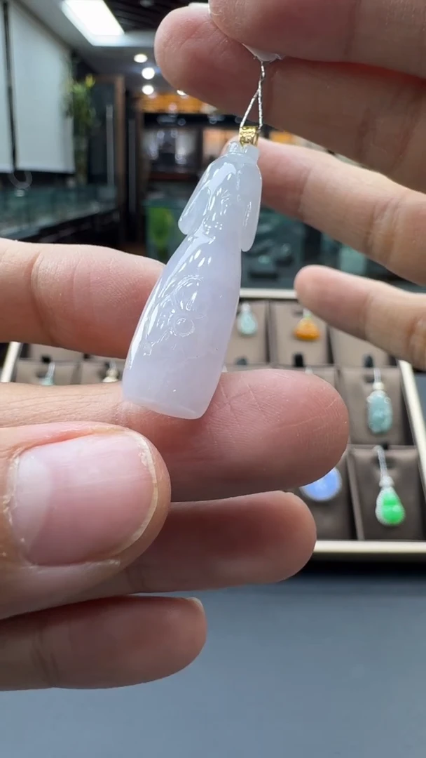 颈饰18K金镶嵌翡翠旗袍