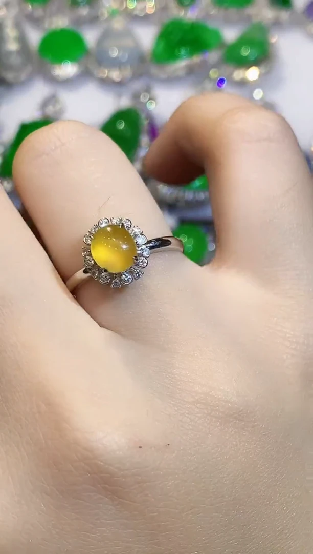 18K金镶嵌戒指翡翠多样性发其一