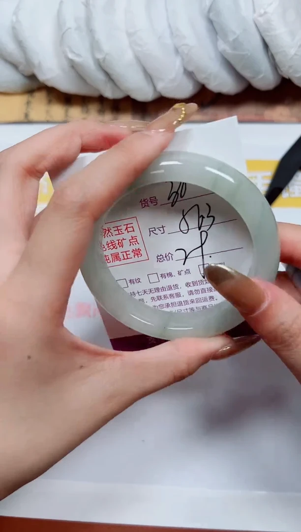 【闪购商品】石英质玉手镯未镶嵌k380