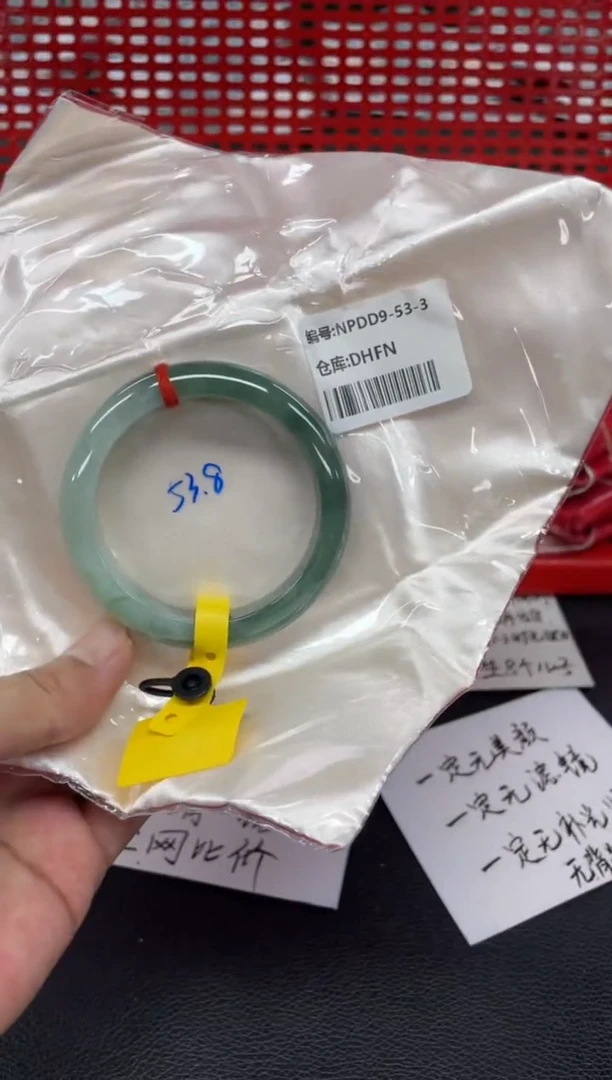 翡翠手镯未镶嵌翡翠手镯