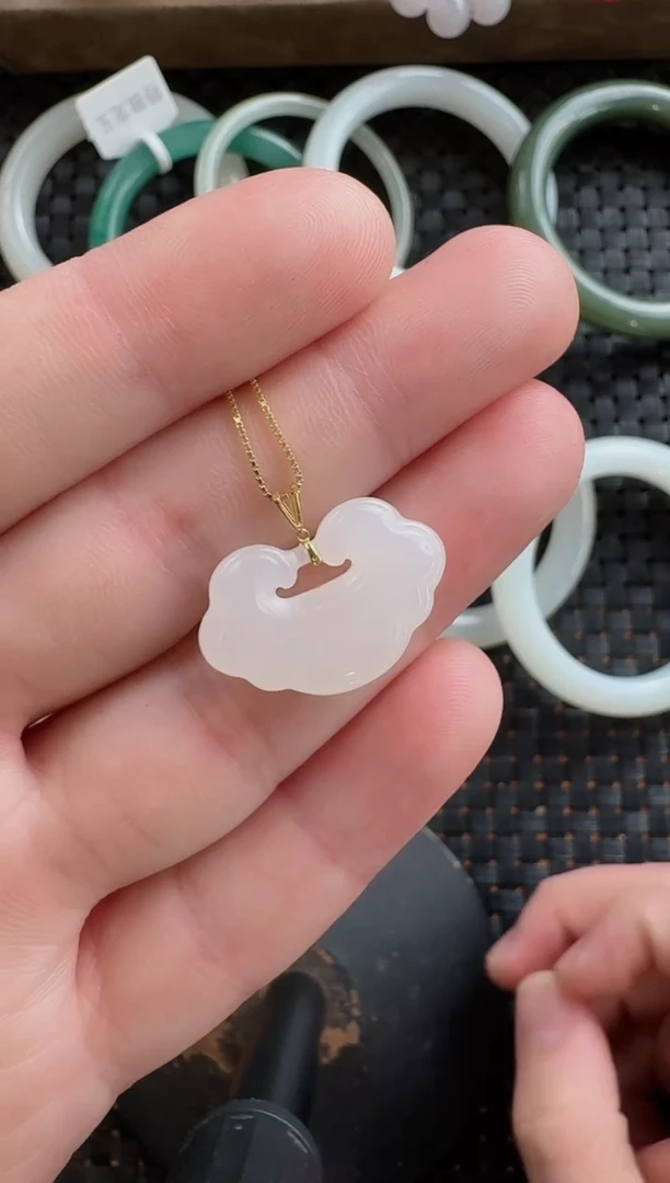 颈饰18K金镶嵌和田玉如意锁