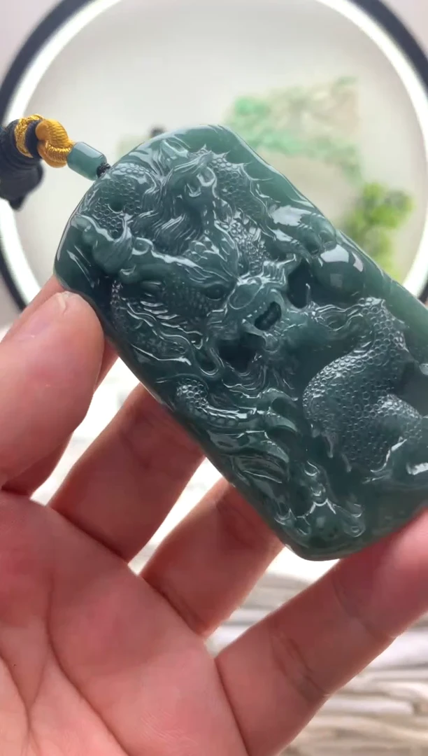 颈饰未镶嵌翡翠龙牌