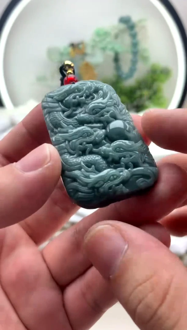 翡翠未镶嵌颈饰九龙