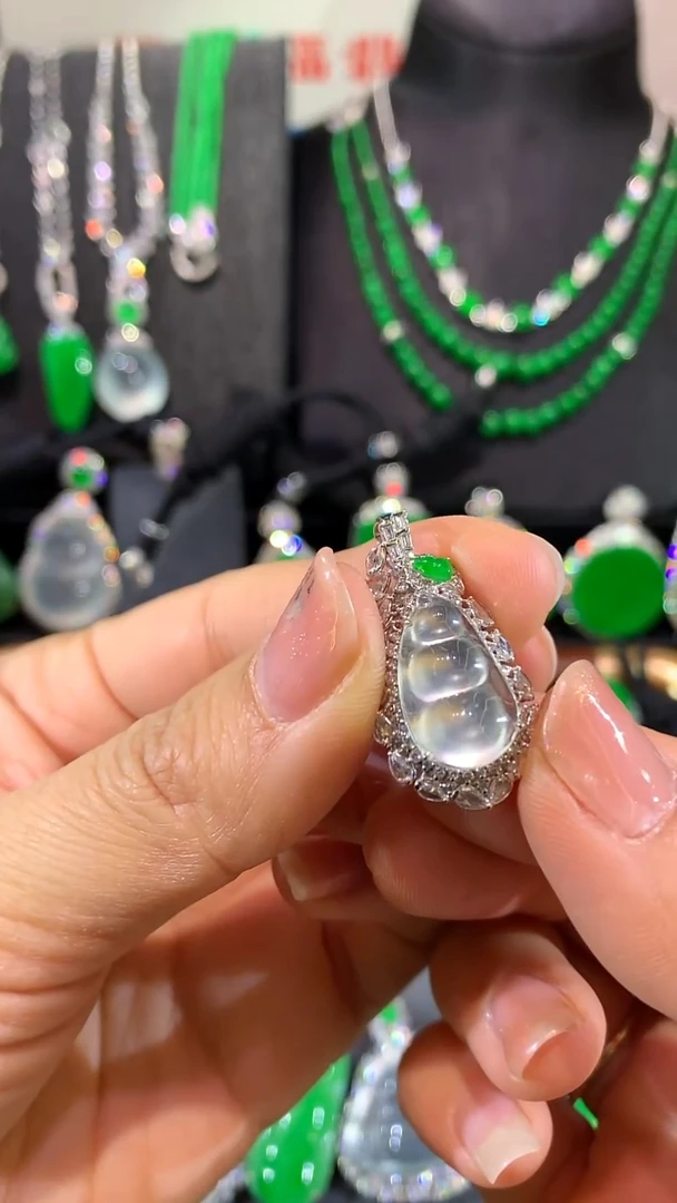 吊坠(不含链)18K金镶嵌翡翠豆子