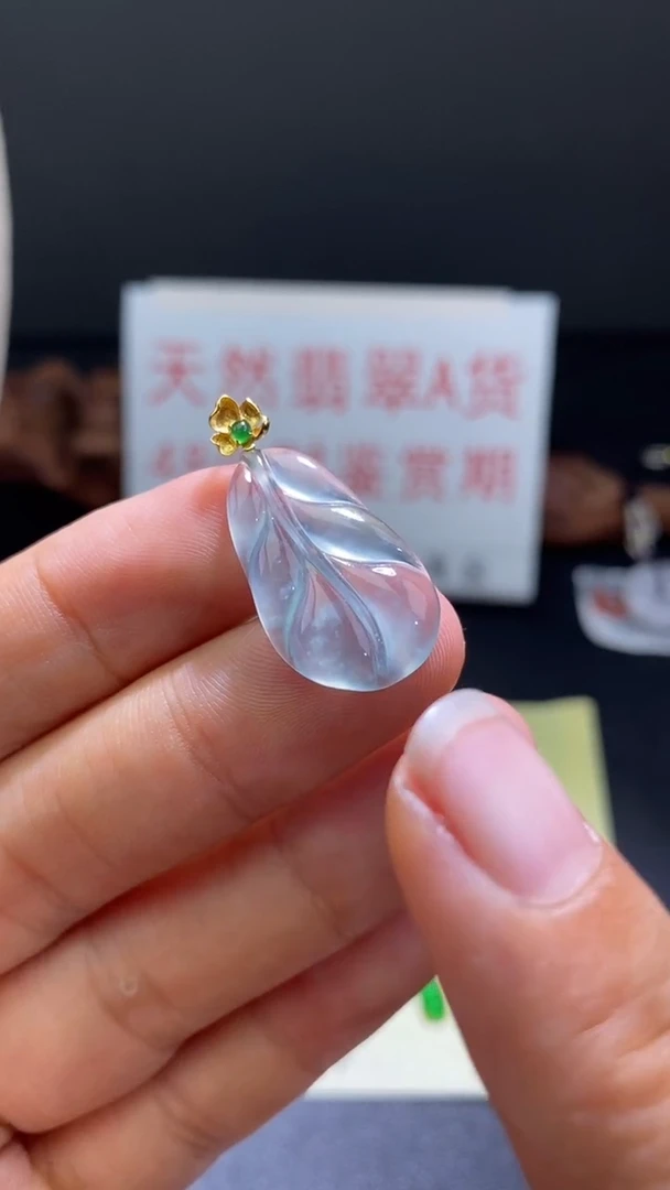翡翠18K金镶嵌颈饰翡翠吊坠