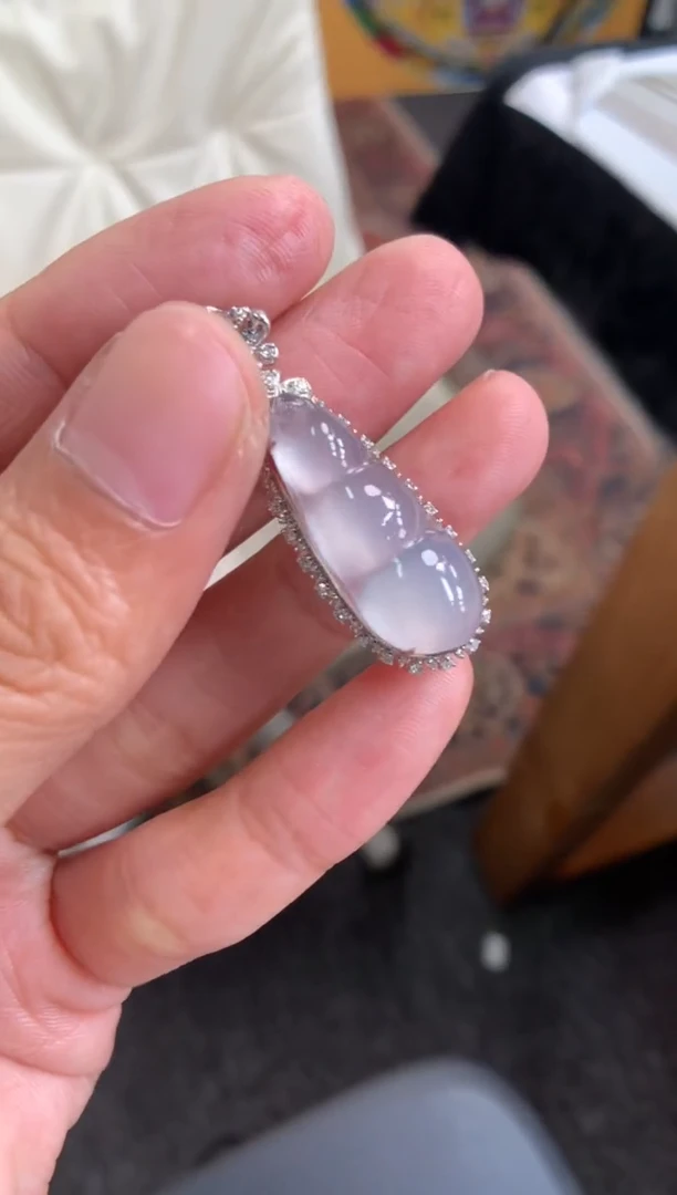 翡翠18K金镶嵌颈饰福豆