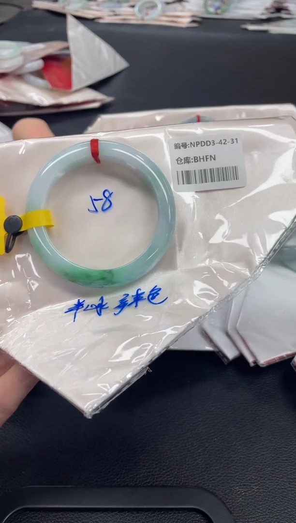 翡翠手镯未镶嵌翡翠手镯