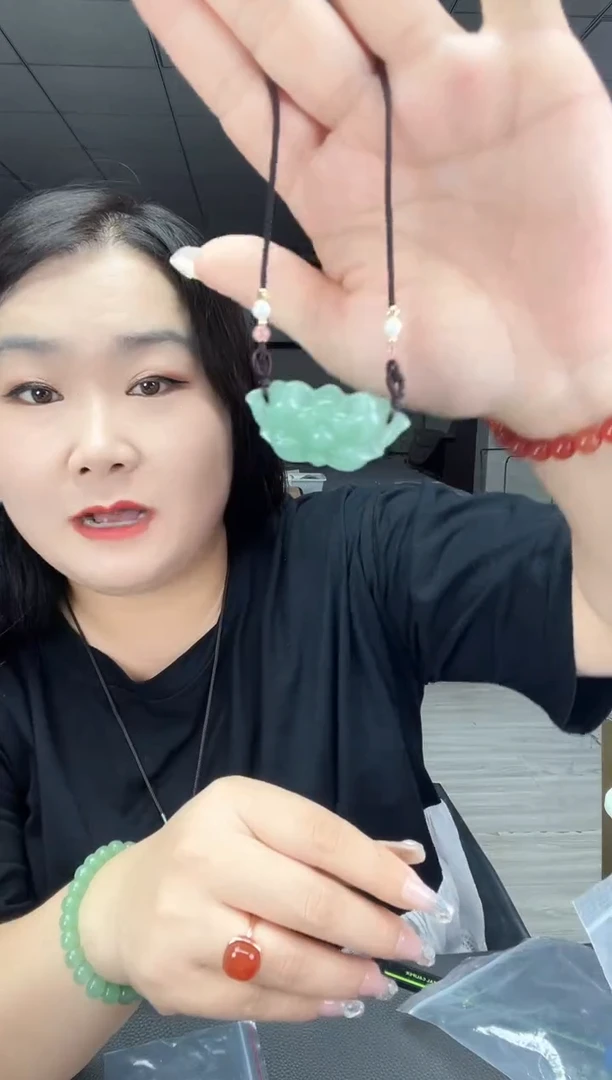 石英质玉独龙玉莲花锁骨链未镶嵌莲花锁骨链