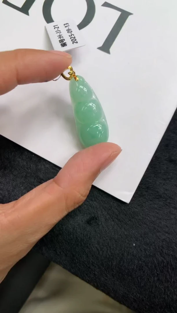 颈饰18K金镶嵌翡翠福豆