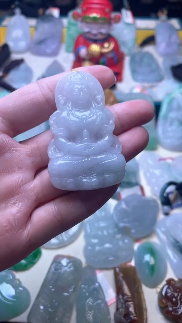 翡翠未镶嵌颈饰观音