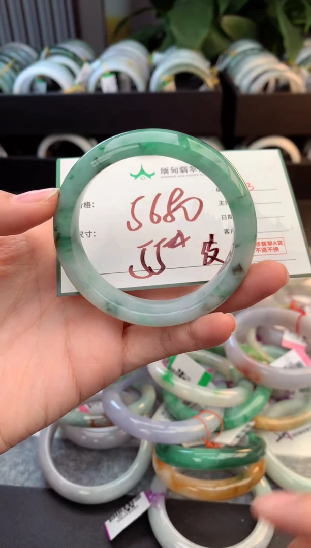 未镶嵌定制翡翠毛货需精细抛光+多人