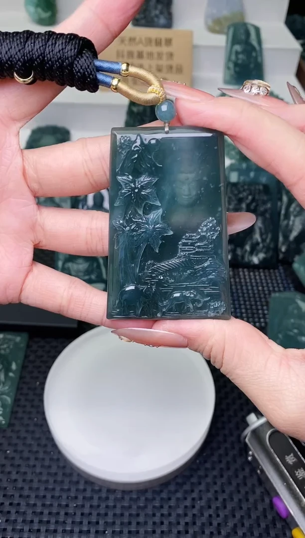 颈饰未镶嵌翡翠