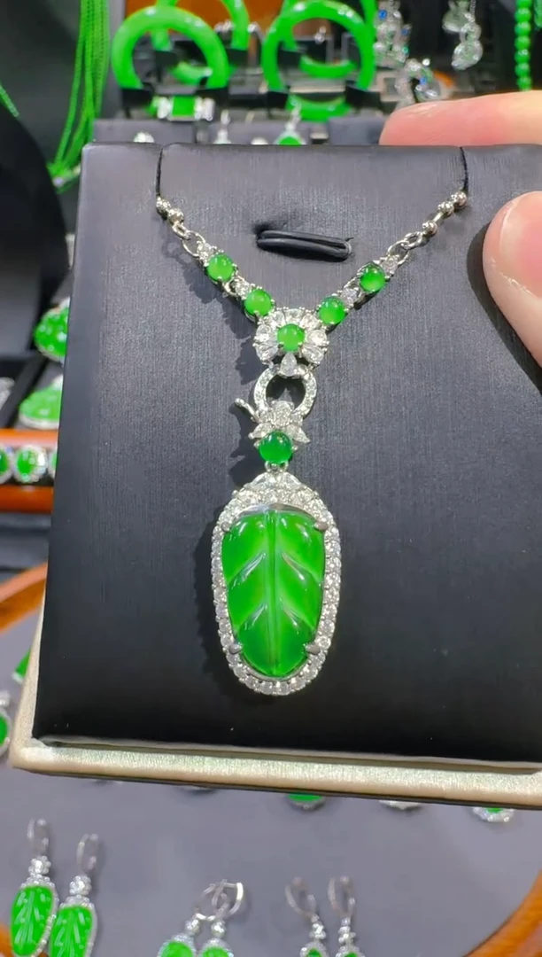 翡翠未镶嵌吊坠(赠链)天然a货翡翠