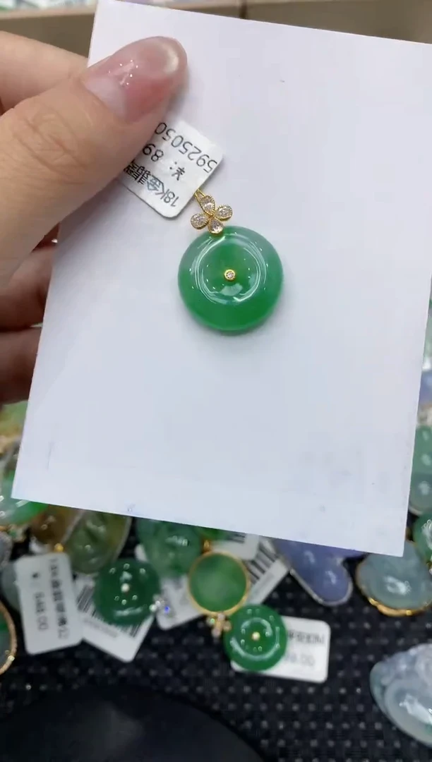 翡翠18K金镶嵌颈饰111111111