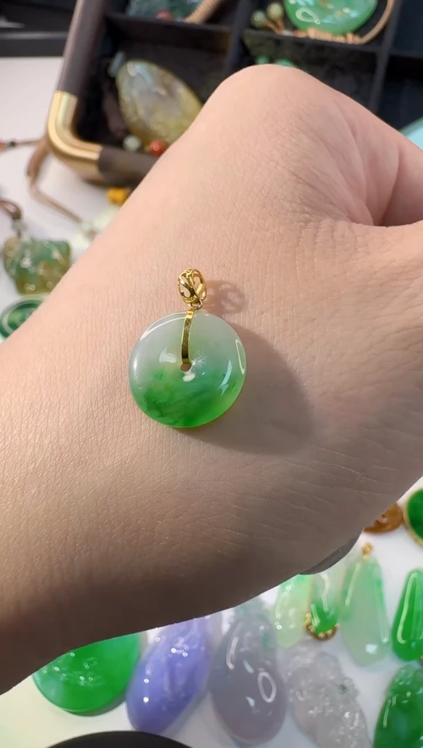 颈饰18K金镶嵌翡翠缅甸A货翡翠