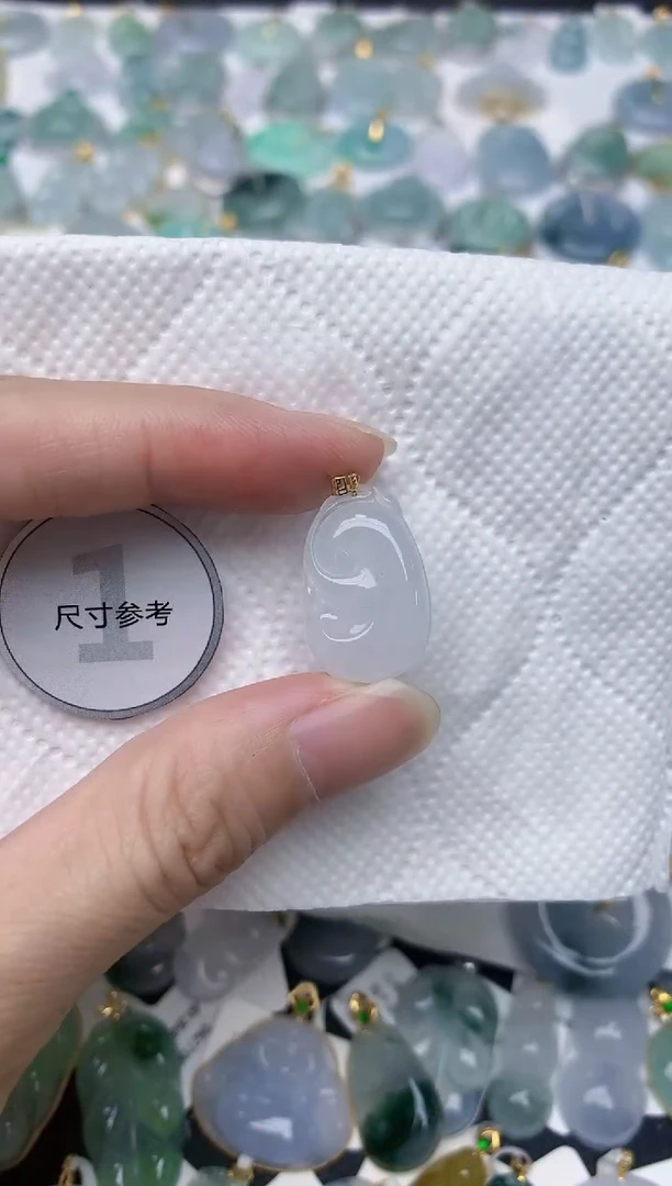 颈饰18K金镶嵌翡翠天然A货翡翠