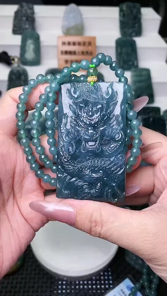 颈饰未镶嵌翡翠