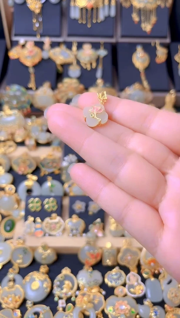 颈饰银S925镀金镶嵌和田玉蝶恋花荷花四叶草吊坠