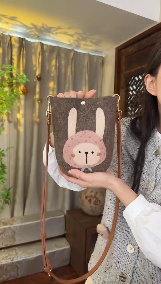 羊毛非遗纯手工包  手机包兔子