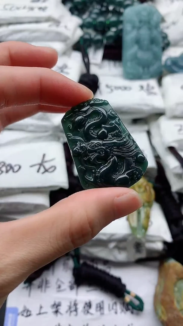 翡翠未镶嵌颈饰·