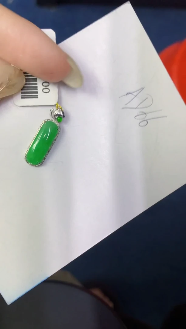 翡翠18K金镶嵌颈饰缅甸天然翡翠A货