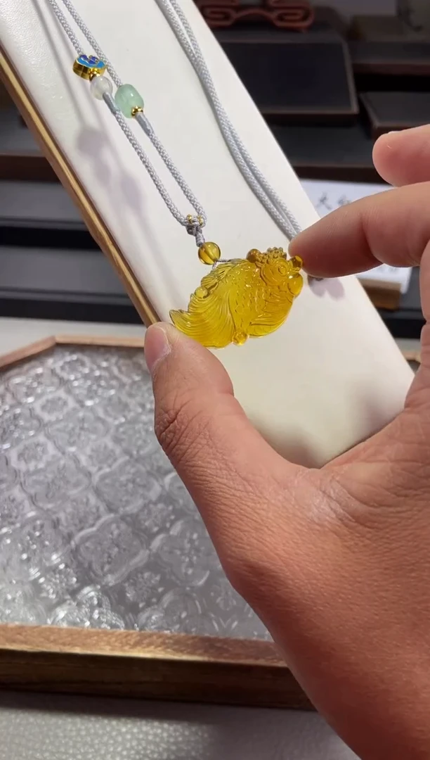 琥珀颈饰未镶嵌连年有鱼吊坠