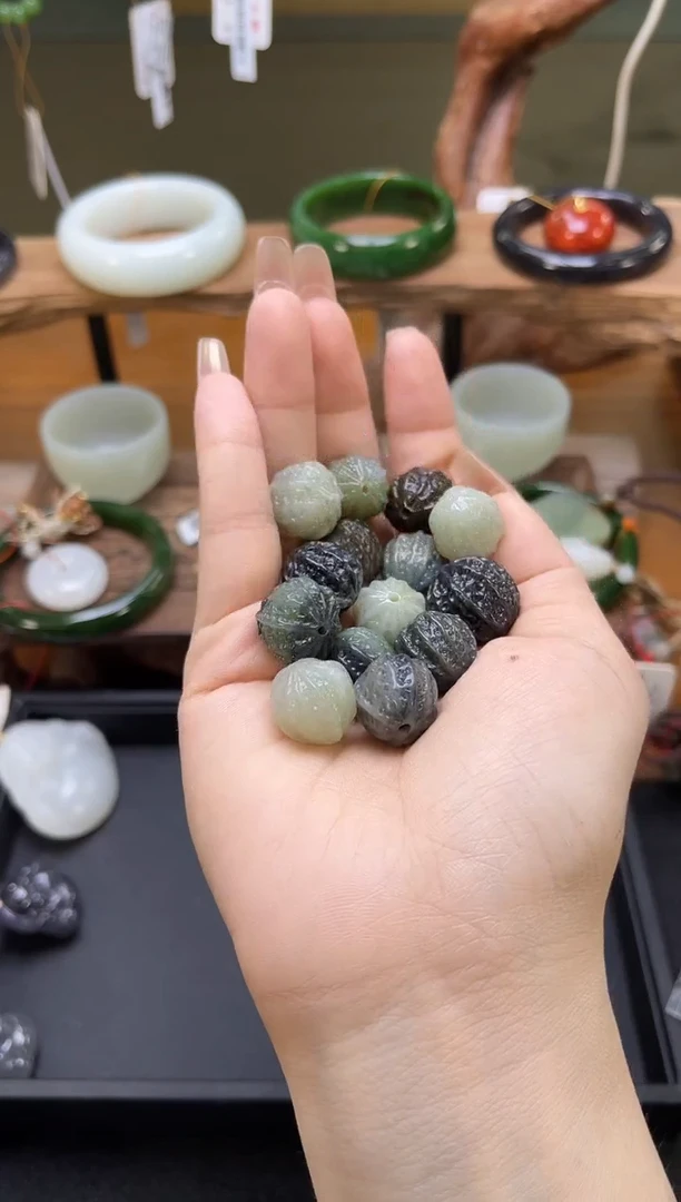 和田玉裸石多产地 核桃单珠 多样性发一 有瑕疵