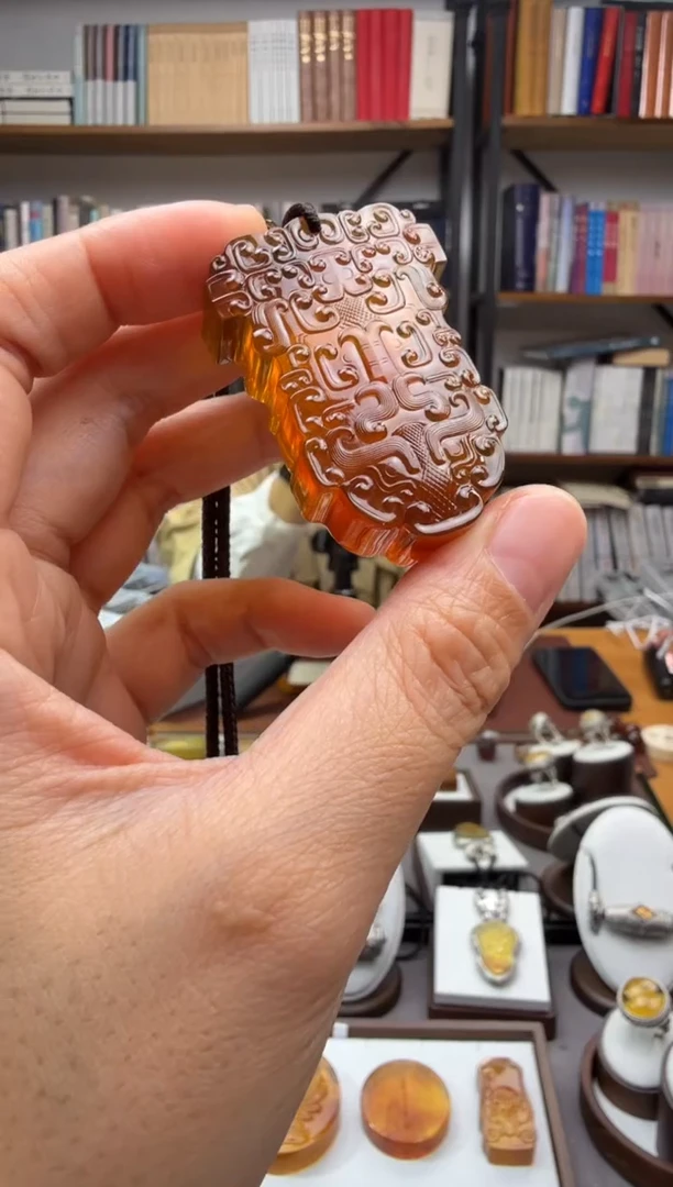 未镶嵌颈饰琥珀仿古饕餮纹吊坠