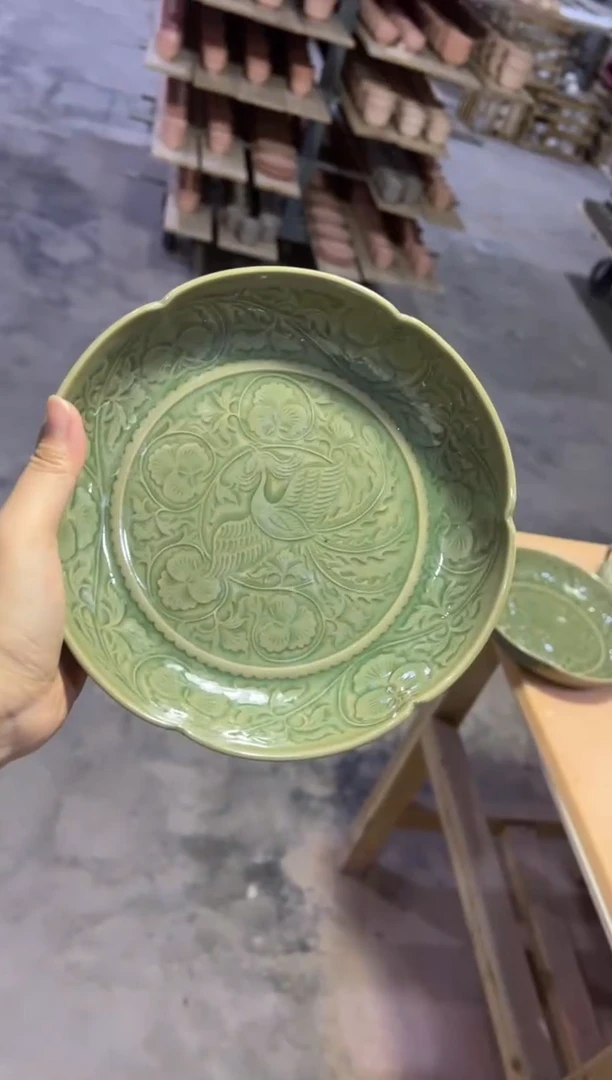 微瑕耀州窑青瓷凤穿牡丹壶承赏盘