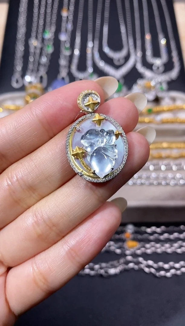 颈饰18K金镶嵌翡翠吊坠