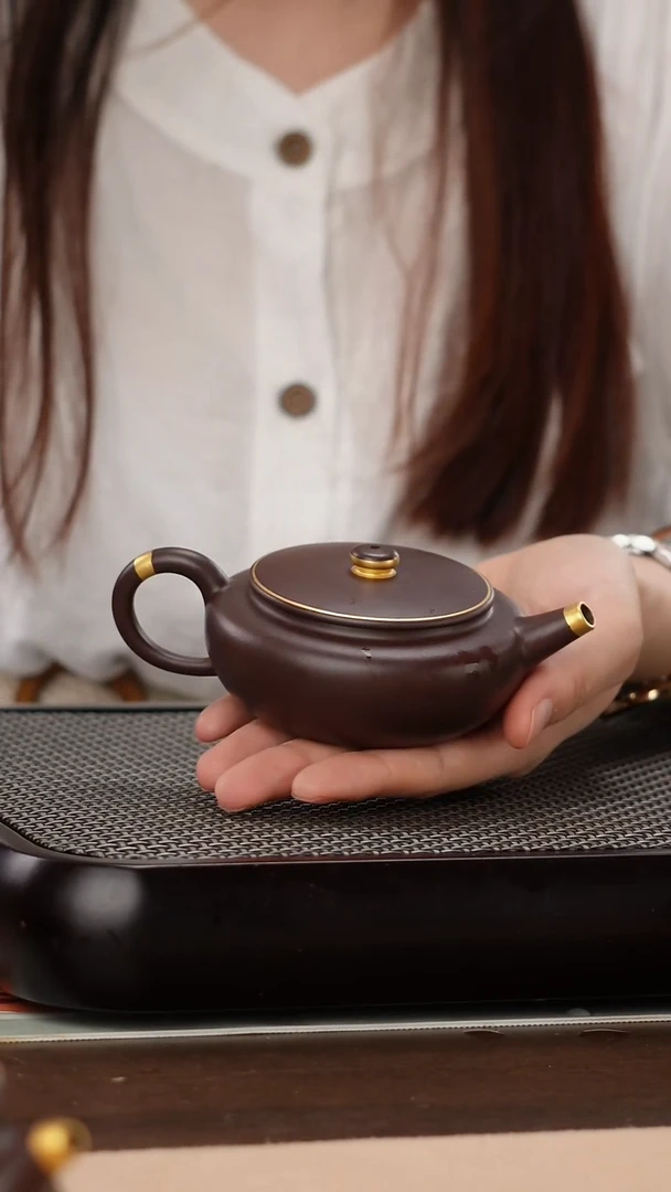 茶壶紫砂四号井茄皮紫泥描金扁晨150cc