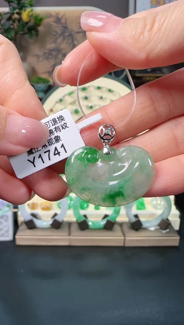 颈饰18K金镶嵌翡翠Y1741  如意