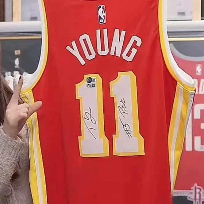 特雷杨亲签老鹰红sw加签装裱收藏【铭人堂亲签球衣直播专属链接】