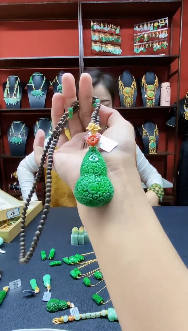 颈饰未镶嵌翡翠吊坠