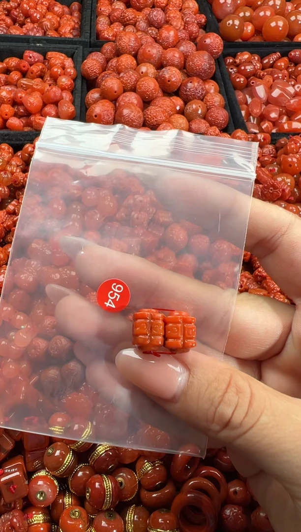 南红玛瑙未镶嵌颈饰1